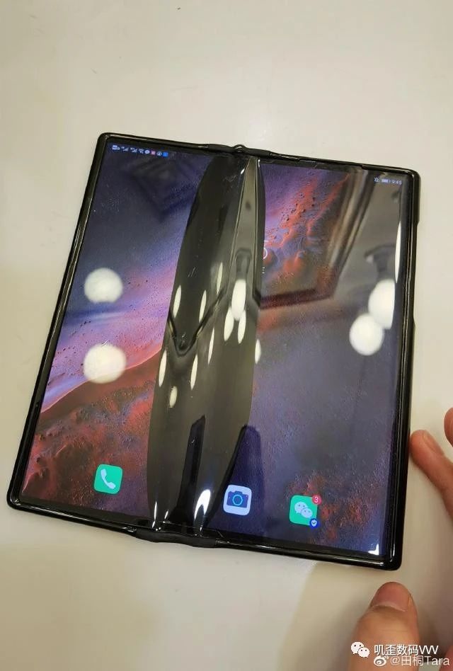 华为MateXs没过一个月屏幕就出问题，网友：关机重启就行