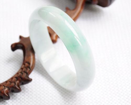 细糯种翡翠牌子大概多少钱,翡翠手镯冰糯种和细糯种价格
