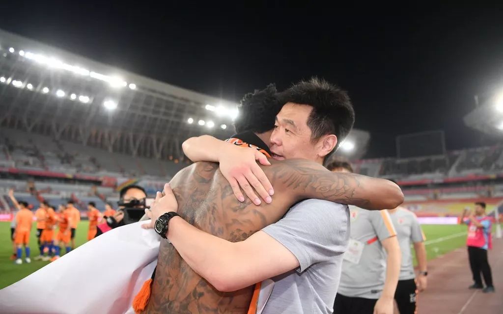 吉尔告别仪式戴琳落泪,吉尔与戴琳相拥落泪