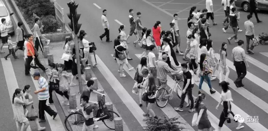 “我在垃圾堆里，守着他自杀前的遗物。”