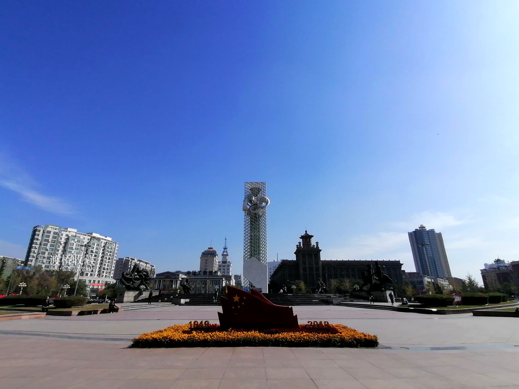 20年前的鞍山市府广场,80年代鞍山站前公园广场老照片