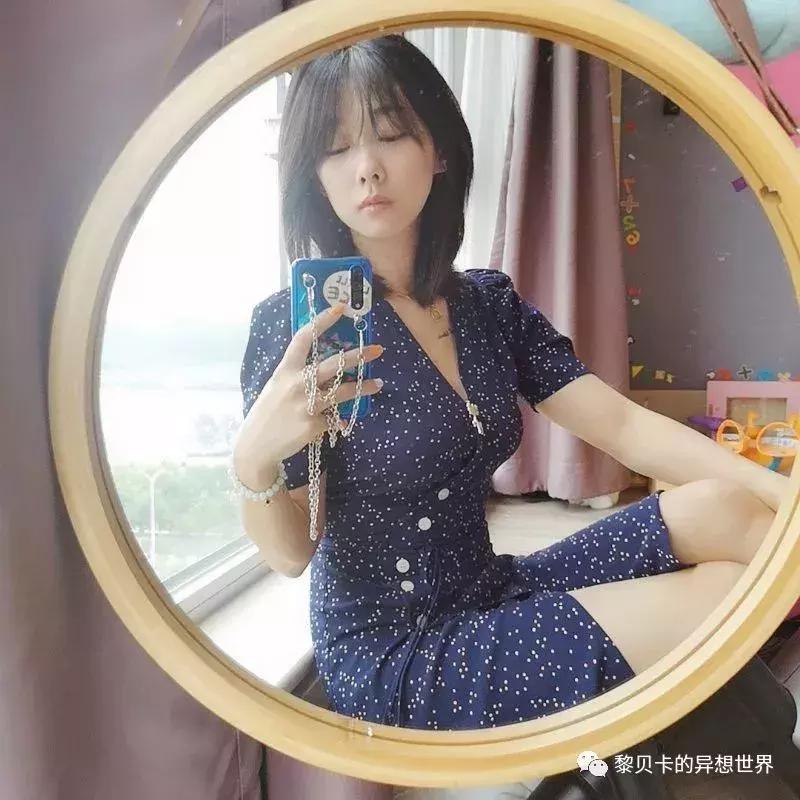 她们穿的连衣裙,她们穿的花裙子