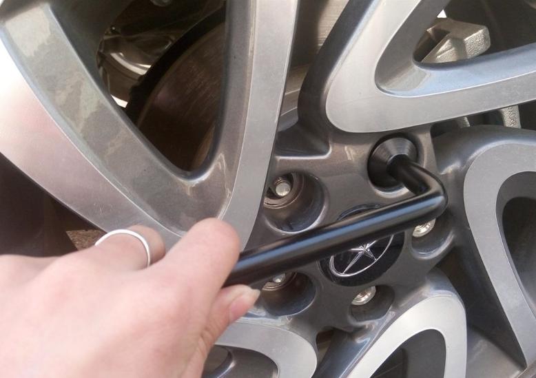 换汽车备胎正确步骤,汽车换备胎教程挂什么挡好