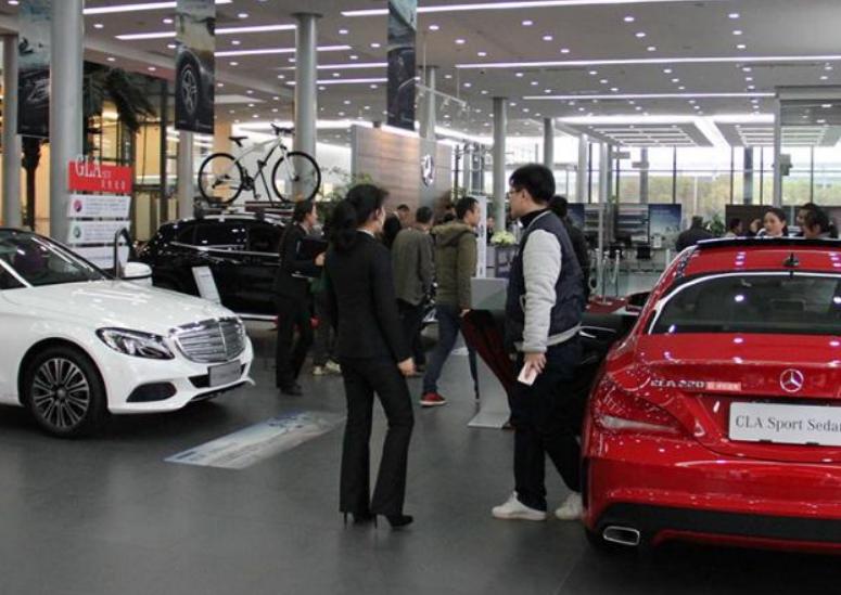 奔驰车主提新车火了,河南一奔驰车主舍不得爱车泡水