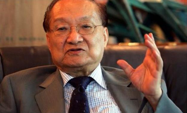 毁誉参半的金庸到底是怎样一个人？从金庸的背后琐事看金庸