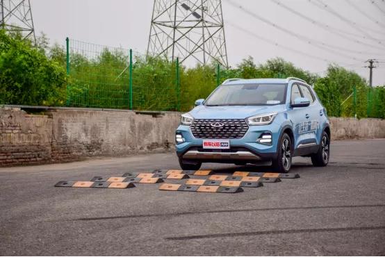 瑞虎5x1.5和长安cs35plus1.6哪个好,瑞虎5x试驾空间