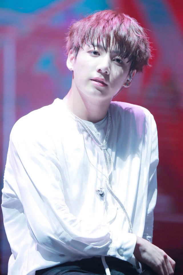 韩国男团戴美瞳真的太好看了！边伯贤、金泰亨谁更适合带美瞳呢？