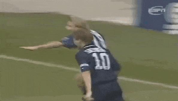 足球庆祝动作梅西和小罗,c罗滑跪庆祝梅西进球