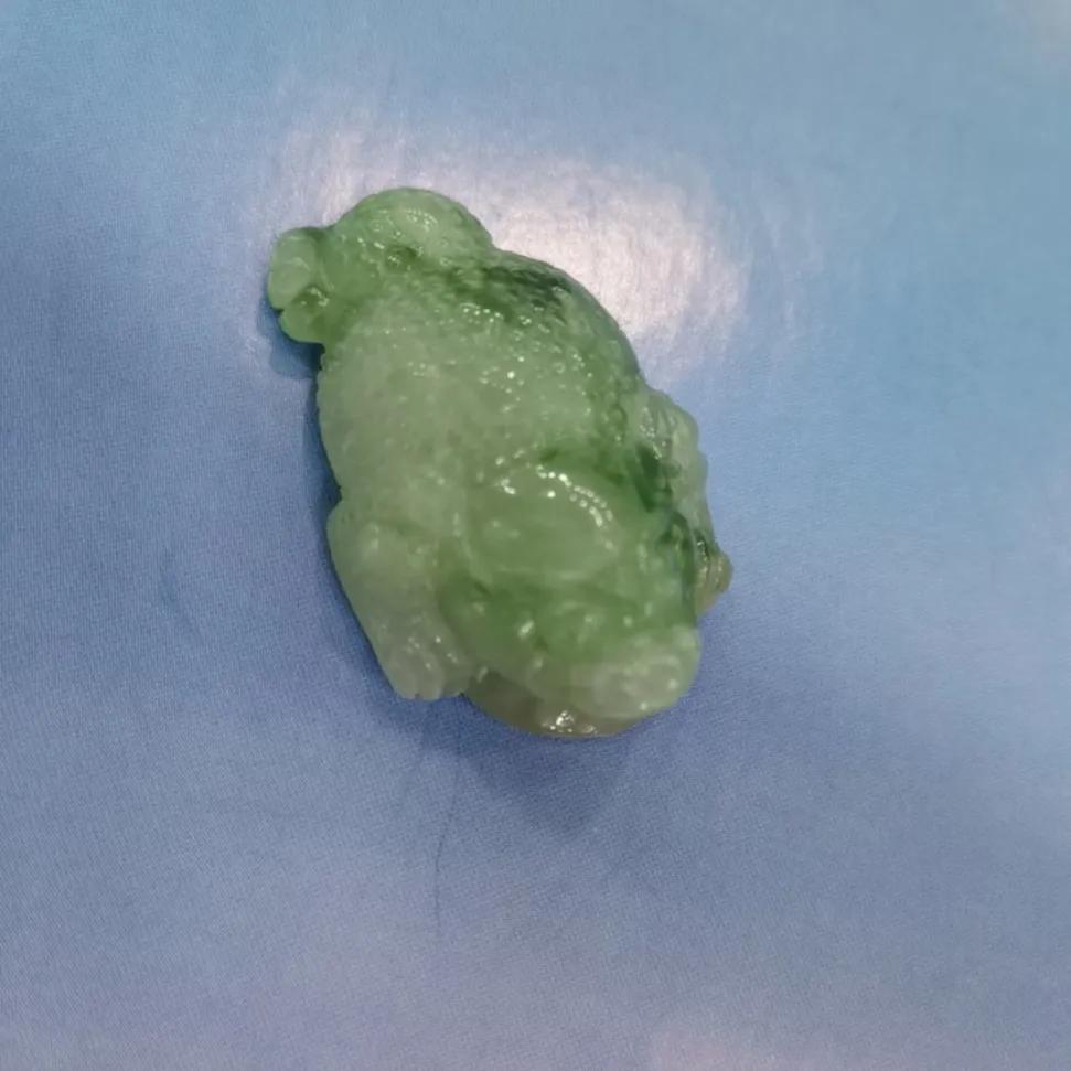 翡翠金蟾寓意,翡翠金蟾的寓意和象征