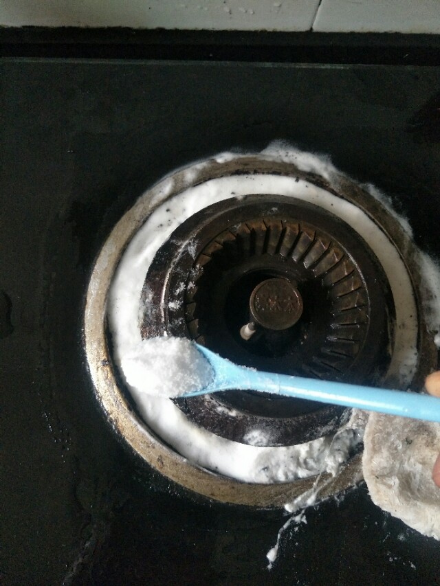 厨房燃气灶污渍清理,煤气灶污脏用什么清洗又快又干净