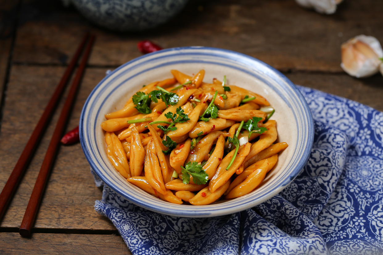 用面粉做面条面团软一点还是硬,面粉揉不成团很粘能发酵吗