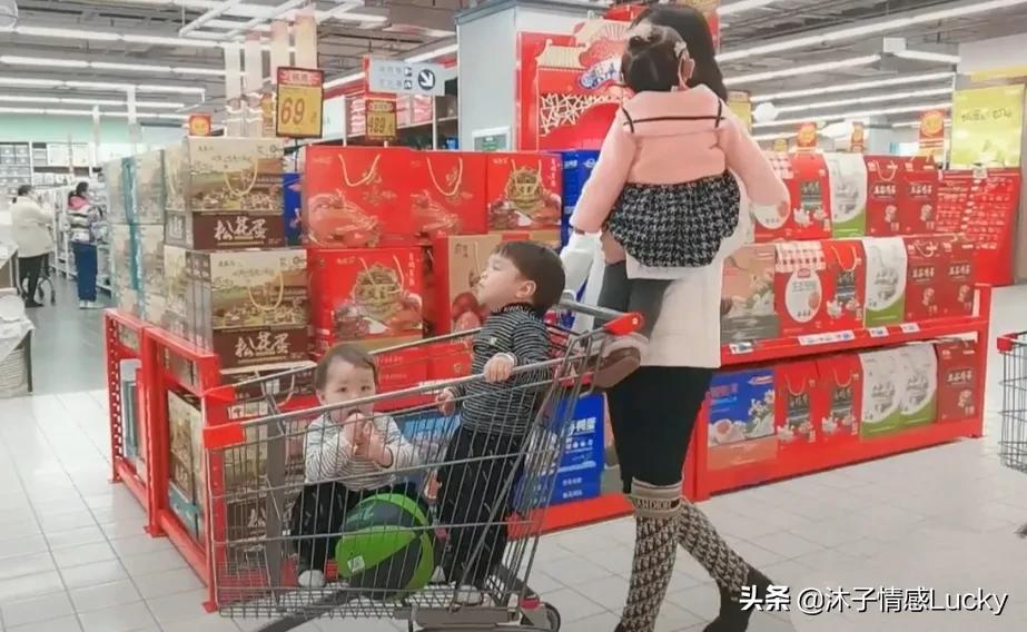 28岁怀孕三胞胎现状,未婚妈妈生下混血3胞胎新闻