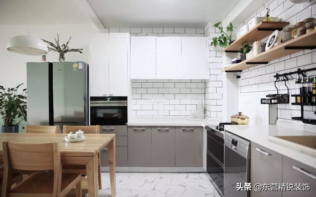 餐厨一体设计让空间显得很宽敞,餐厨客厅一体设计效果图