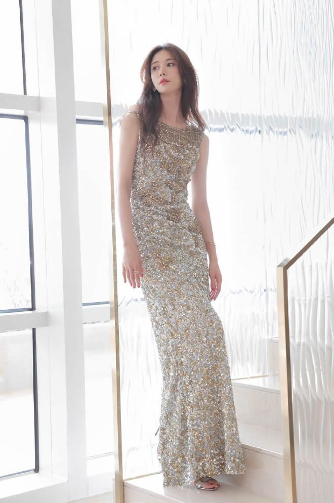 林志玲穿深v吊带连衣裙凹造型,林志玲印花黑裙端庄优雅