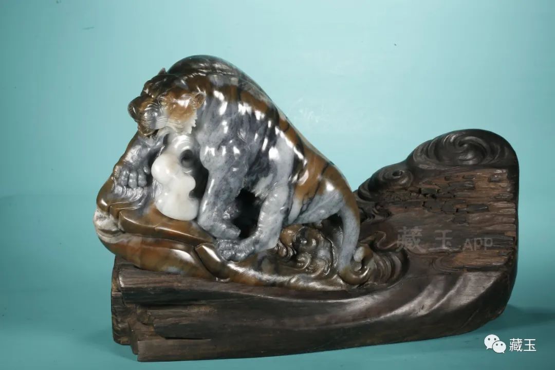 新疆和田玉籽料三色玉龙题材吊坠,和田玉籽料三色青花籽料多少钱