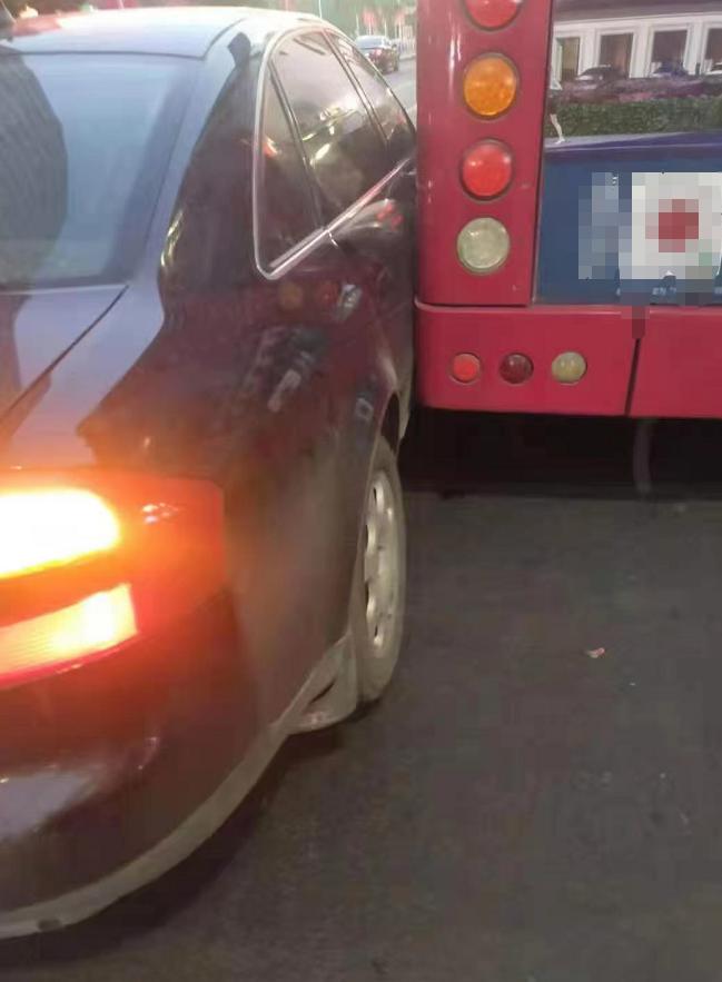 公交车超车道停车被撞,客车追尾公交车警方介入