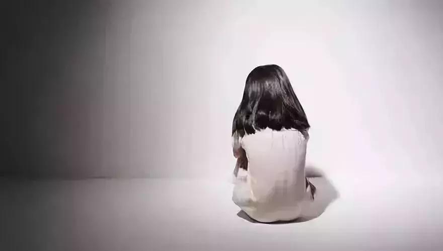 发现女孩偷看我怎么办,发现女儿晚上偷看手机怎么办