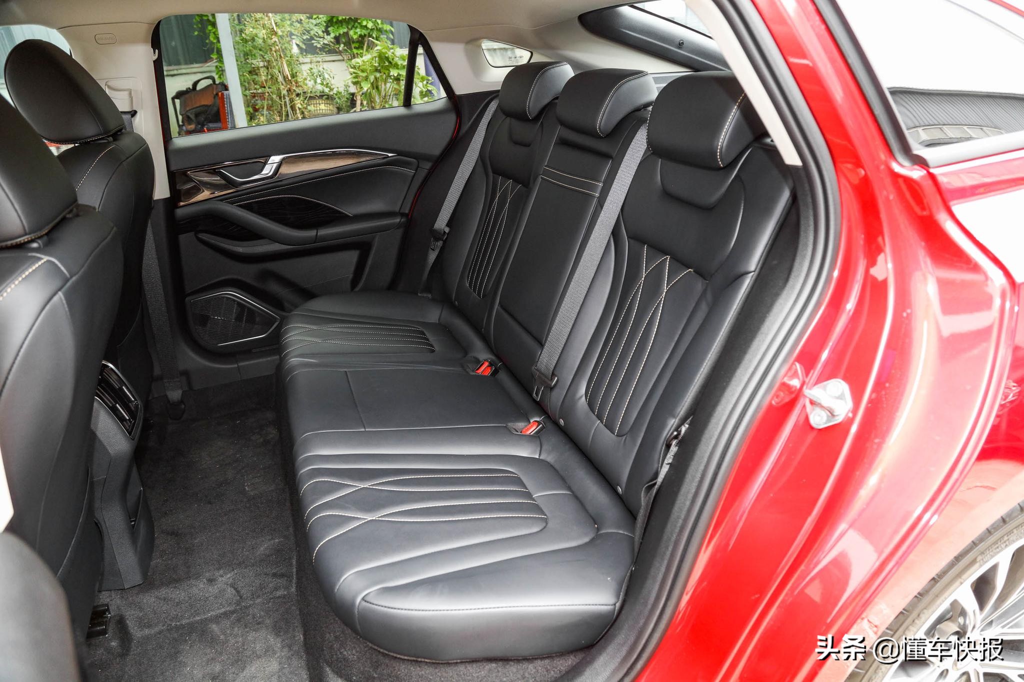 全新一代奔腾b70外观,全新一代奔腾b70实拍