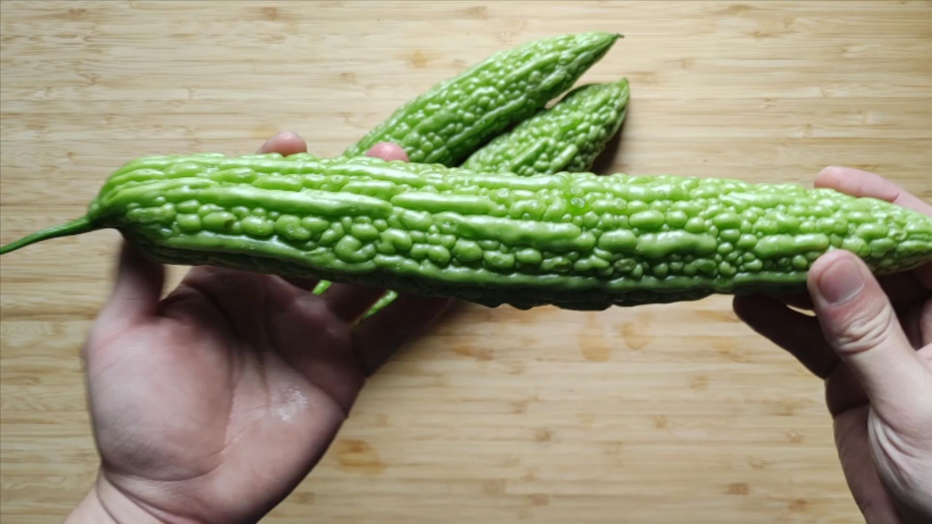 苦瓜怎么炒才不苦好吃,苦瓜要怎么炒才好吃又不苦