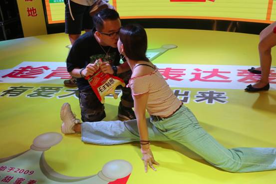 七夕秀恩爱,广州情侣花式吃辣条:下腰、劈叉、熊抱创意十足
