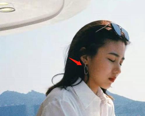 汪峰带大女儿现身,汪峰16岁大女儿坐豪华游艇度假