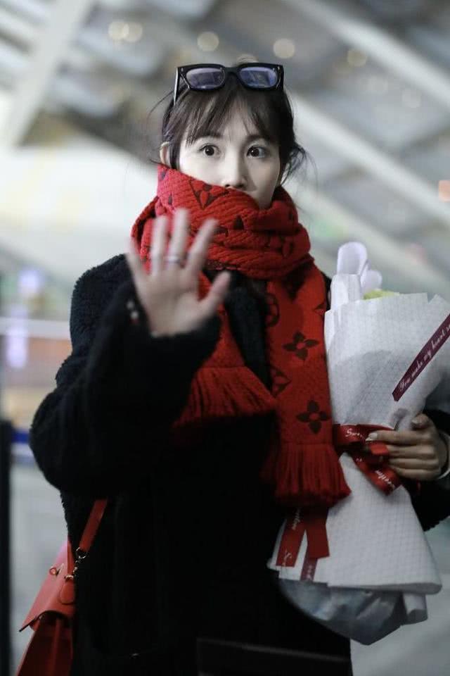 马蓉现身机场全黑造型墨镜遮面 (马蓉戴红围巾笑容满面获粉丝送花)