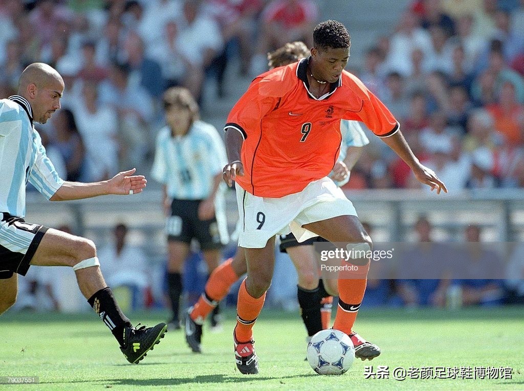 踢翻米兰王朝的贾府少年，身背“杀人犯、强奸犯”恶名的荷兰锋霸