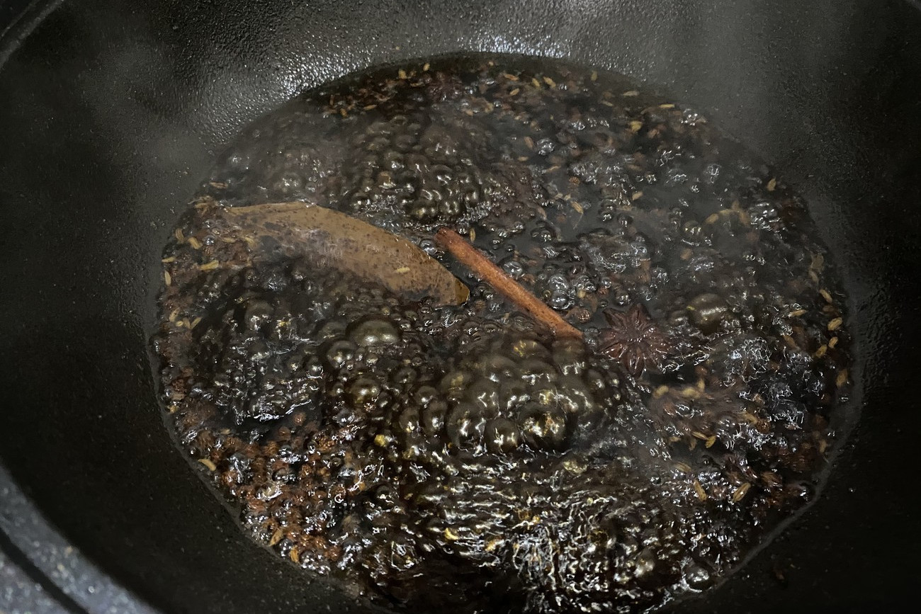 10斤青辣椒腌制几天能吃,把辣椒放进坛子里