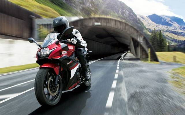 本田cbr400r对比豪爵铃木gsx250r,贝纳利龙卷风252r和豪爵铃木gsx250r