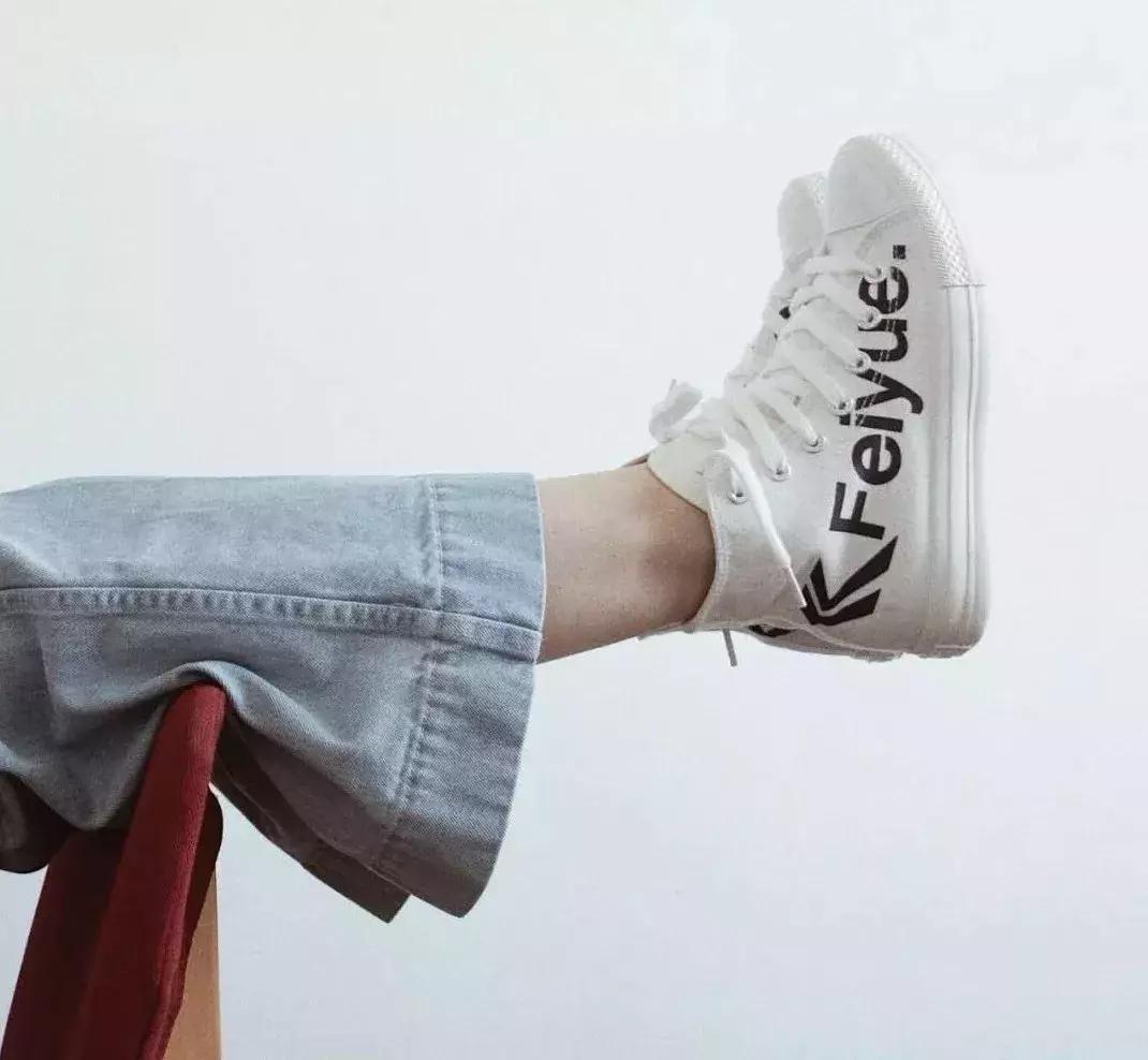 夏天什么裙子配小白鞋,夏天穿裙子可以穿小白鞋吗