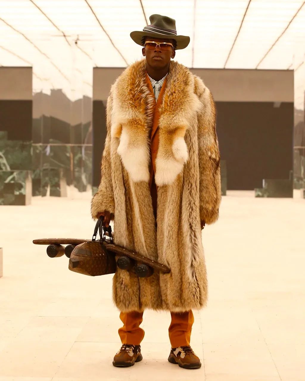 lv顶级旅行包多少钱,lv推出形似飞机的包售价25万