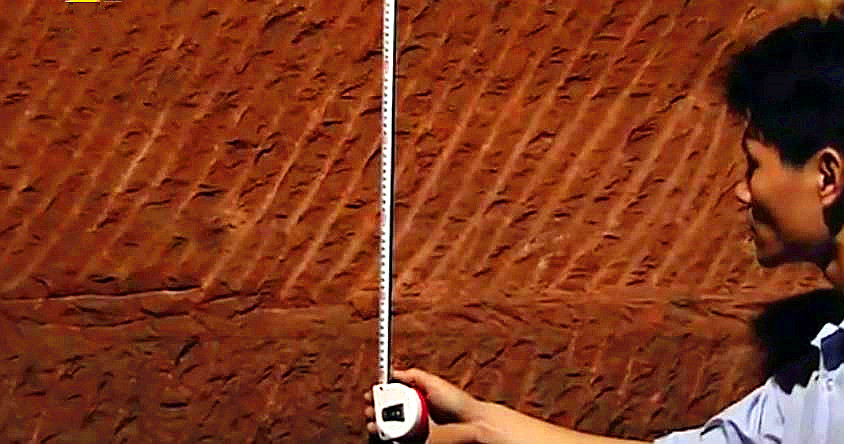 小水塘下藏着巨大山洞,水塘抽干水后专家竟然发现宫殿