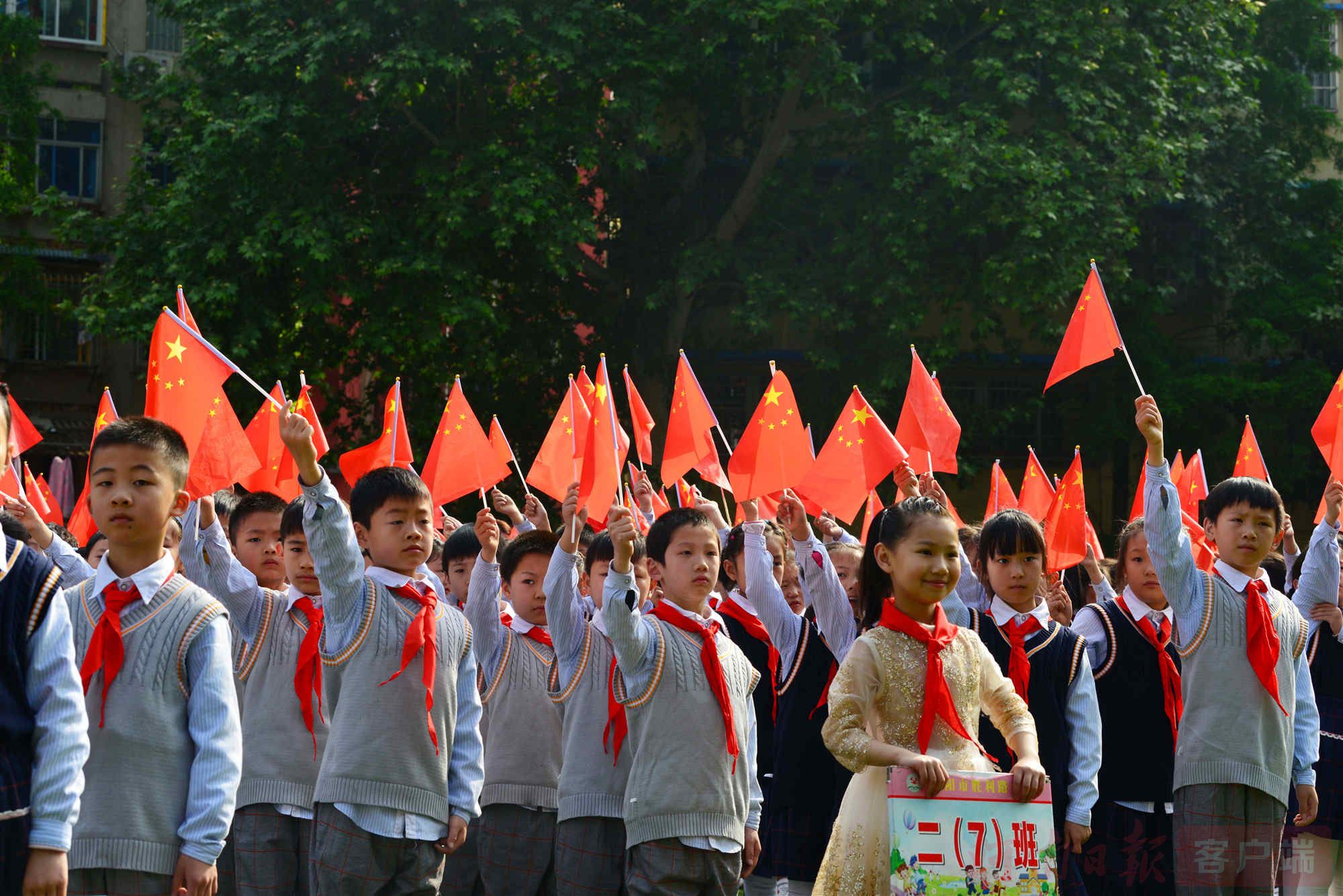 足球中锋背身拿球转身射门训练,足球名场面小将背脚弧线球
