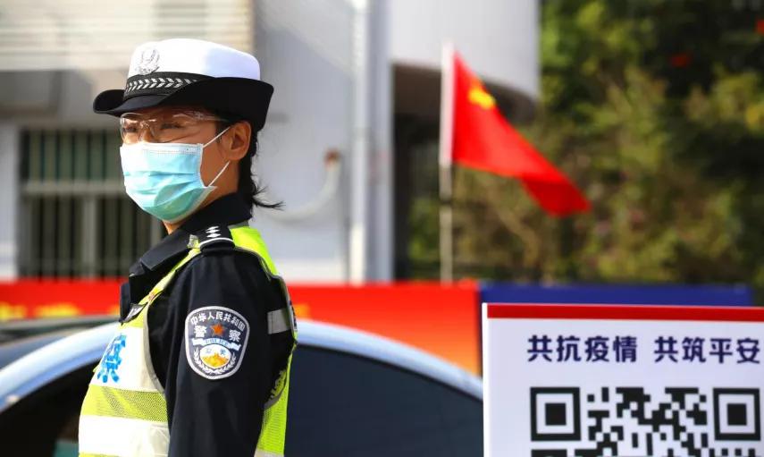 铁骑“警花”揭秘：我们为什么穿那么厚？