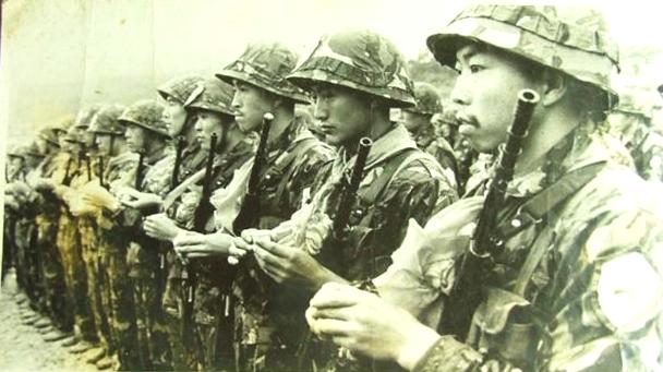 战士战场写遗书视频片段,对越反击战撤退任务老兵回忆