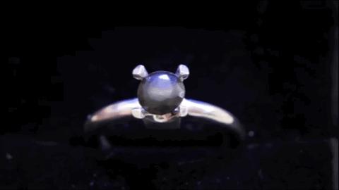 日本小哥用攒了一年的「指甲」给女友做了个钻戒？网友：妈呀变态