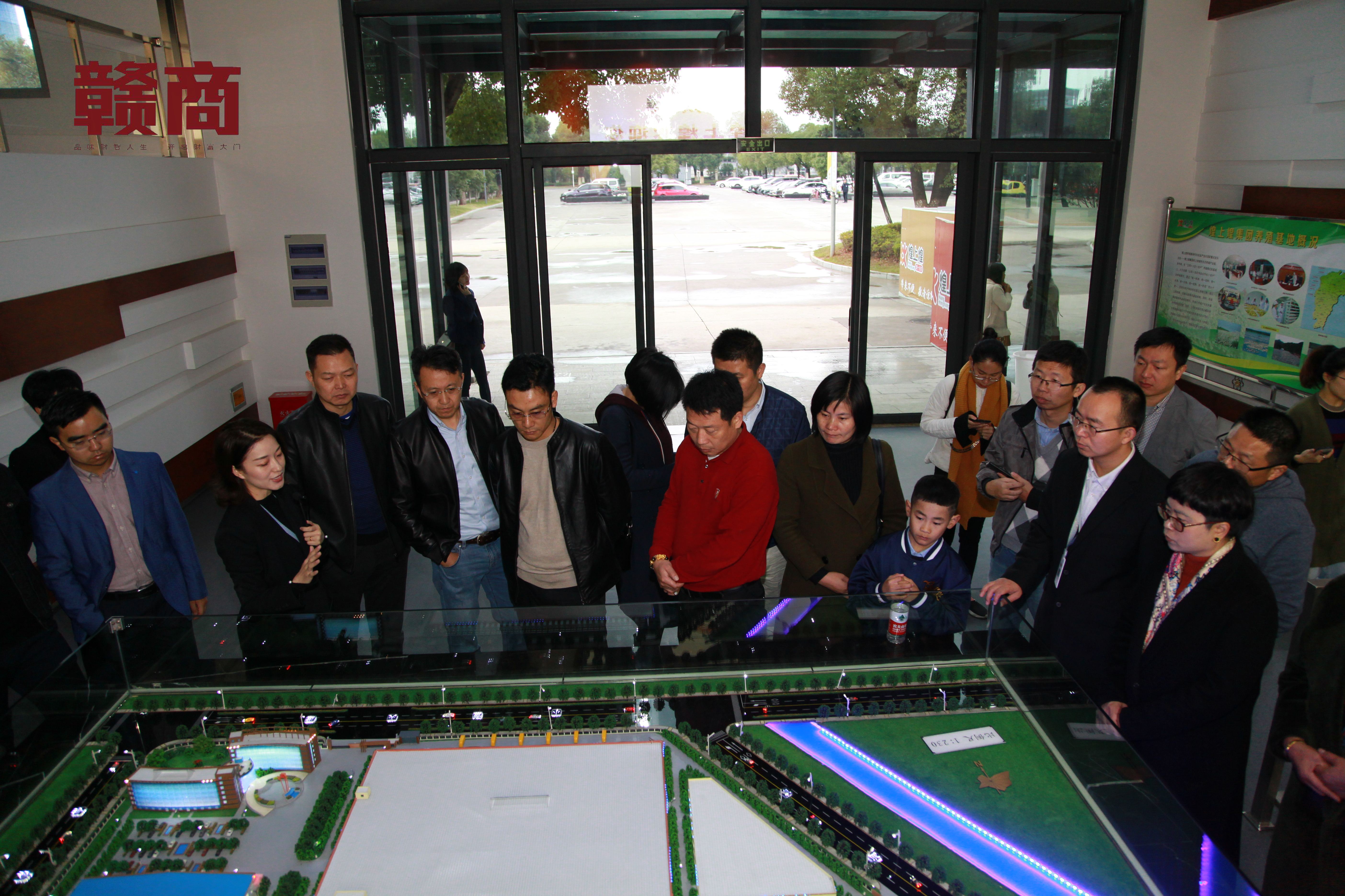 游学季成员到煌上煌集团总部后,“煌亲”都按捺不住内心的狂欢了