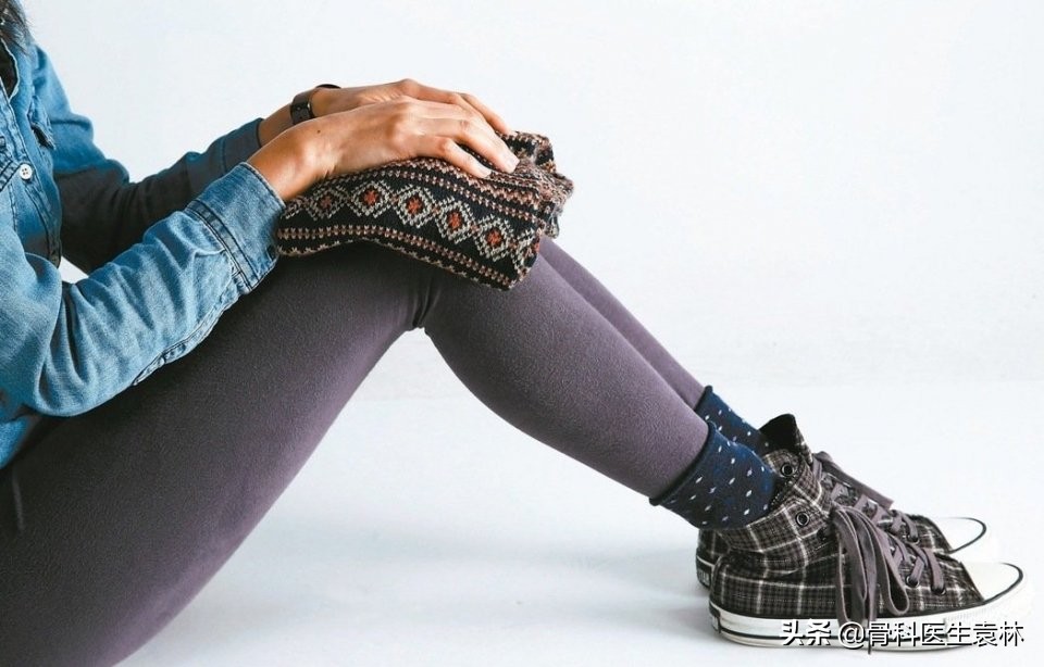 走路突然腿软膝盖一弯是怎么回事,走路膝盖突然猛的一软和有积液