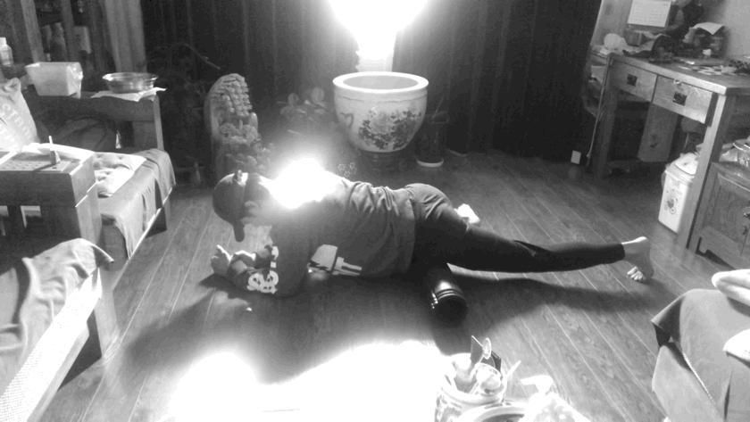 蛙泳的手脚技术动作和练习方法,蛙泳的腿部动作要领图解陆地