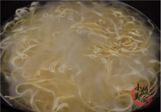 煮面条过冷水煮法,煮面条时开水下锅小窍门面条劲道