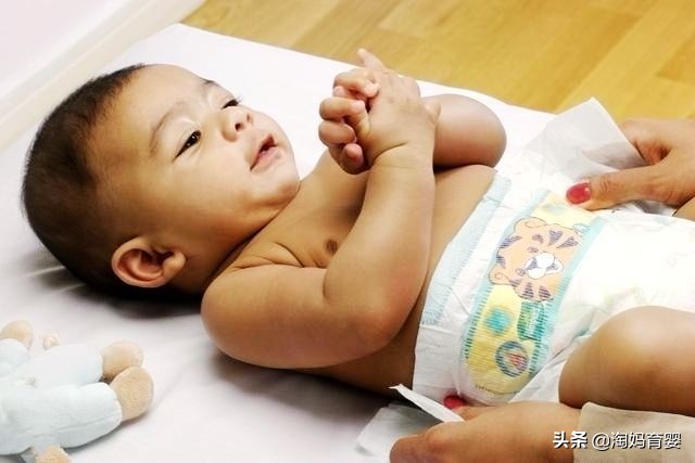 宝宝一穿纸尿裤就红屁屁怎么办,为啥孩子不带纸尿裤反而红屁屁
