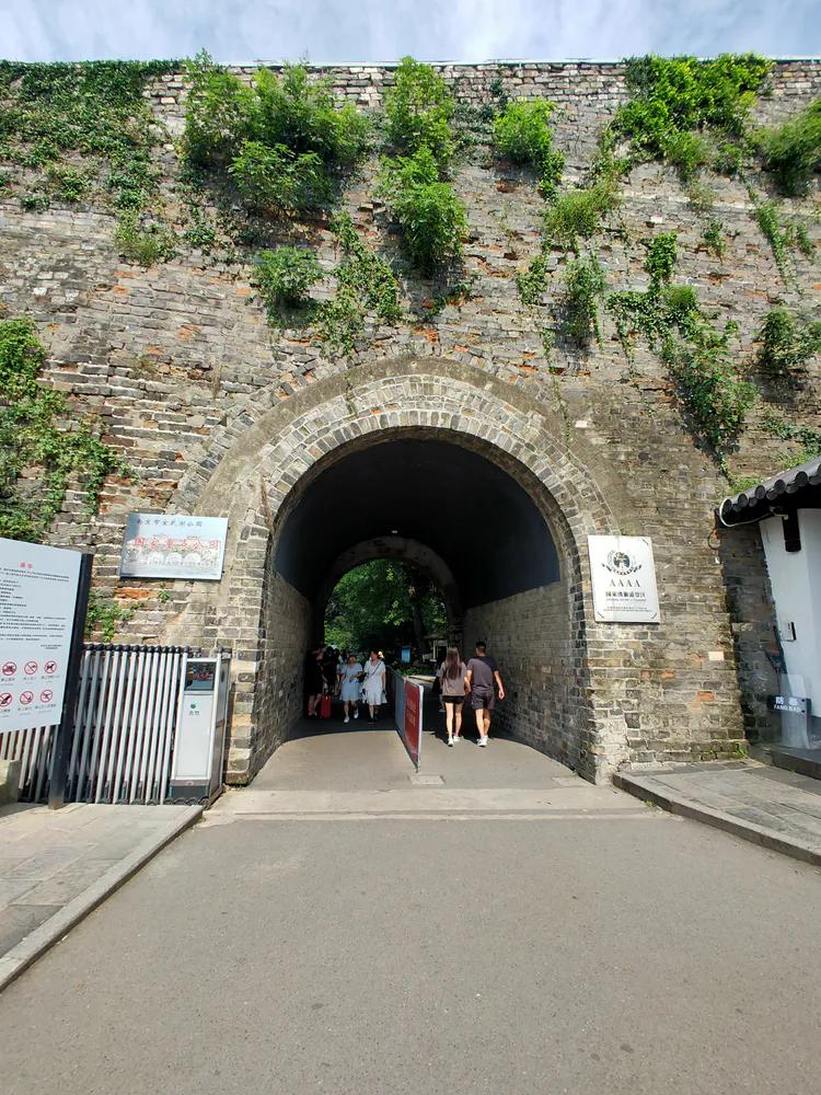 曾作为禁地，与外界隔绝二百六十多年的“玄武湖”，今日锣鼓喧天