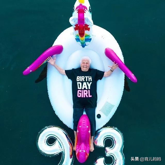 93岁奶奶恶搞27岁孙子一夜爆红！千万网友实力围观：奶奶太坑了！