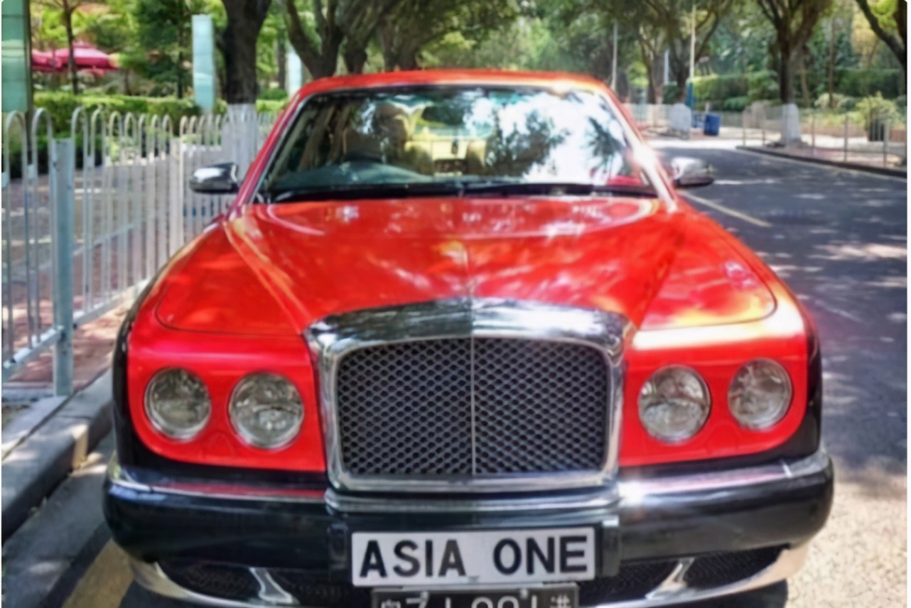 双色宾利汽车白色,双色宾利飞驰2020