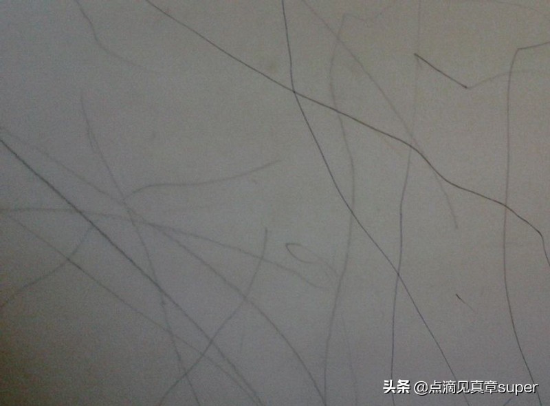家有顽童爱作画,满墙笔痕让人怕,大家一起轻轻松松擦掉它们吧