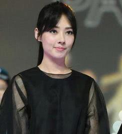 郭碧婷超大钻戒闪到我了，从“照骗”到真女神，34岁照样嫁豪门