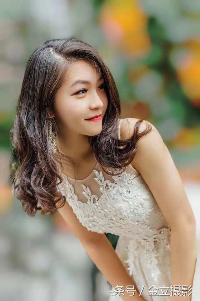 照片背景不好看怎么虚化无需抠图,人像照片背景修图教程