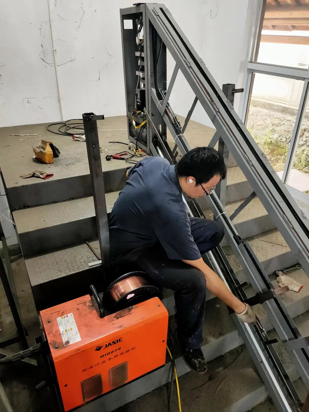 “我在这个世界过得很好”！小伙为失孤老人造神器，跑300城安装