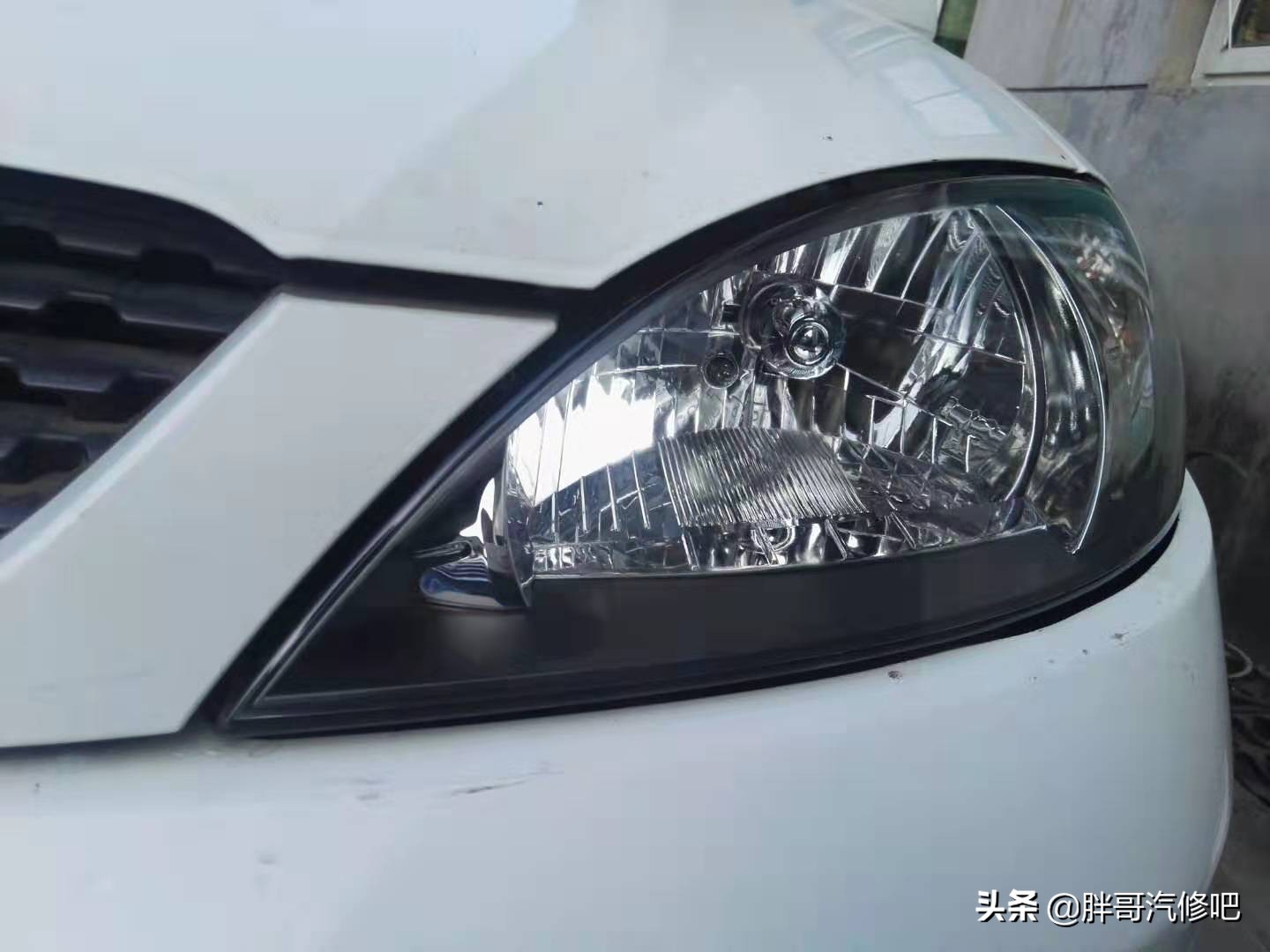 车灯发黄家用方法,大灯漏水发黄怎么补