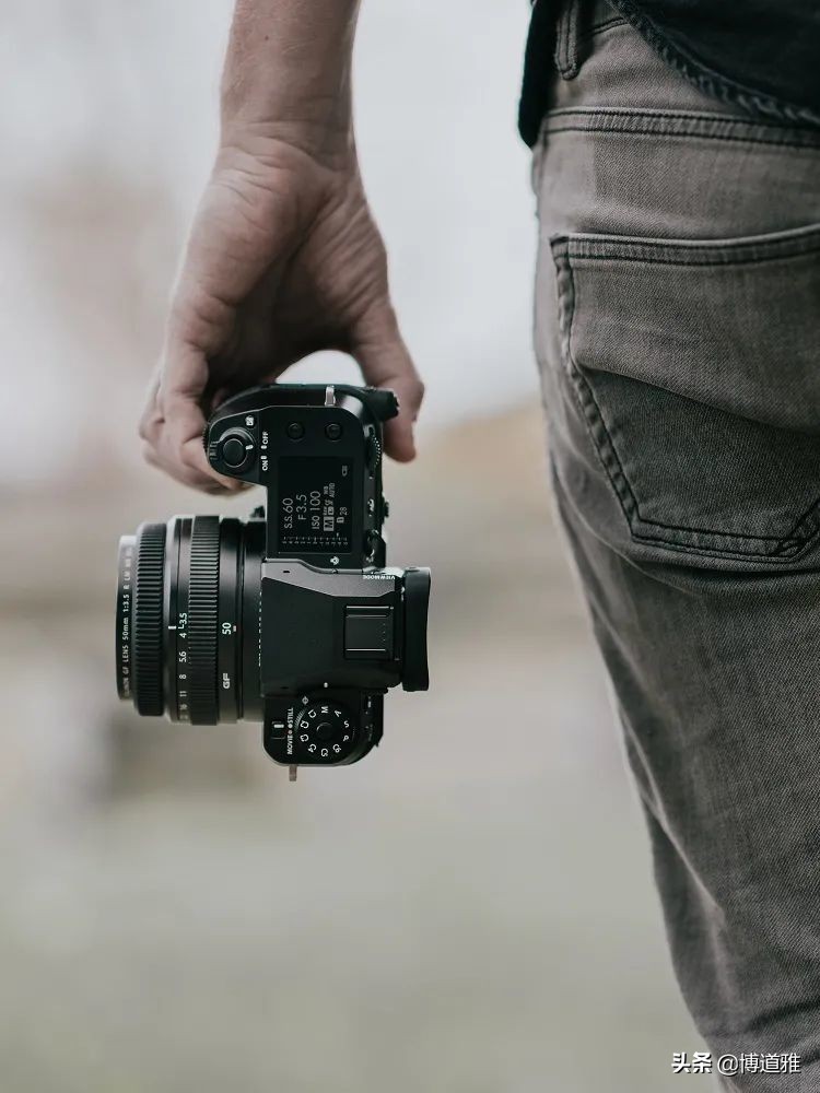 富士GFX100S：和索尼α1一样是台专业相机，拍视频是赠品